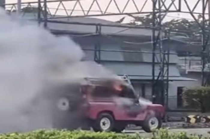 mobil terbakar, korsleting listrik, kebakaran mobil, land rover, Land Rover Dikepung Asap Pekat Sabtu Pagi, Membara Saat Ditinggal Jogging Pemilik