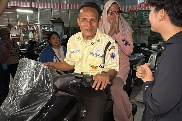 yamaha nmax, honda vario 150, Demo DPRD Cirebon, Satpam DPRD Cirebon, Motor Dibakar Pendemo, Vario 150 Satpam DPRD Cirebon Dibakar Perusuh Demo, Kontan Diganti NMAX Baru Oleh YouTuber Terkenal