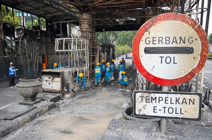 jasa marga, Gerbang Tol Dibakar, Gerbang Tol Pejompongan, Perbaikan Gerbang Tol, Demo Bakar Gerbang Tol, Butuh Rp 80 Miliar, Jasa Marga Busung Dada Sanggup Perbaiki Gerbang Tol Rusak Tanpa Bantuan Pemerintah