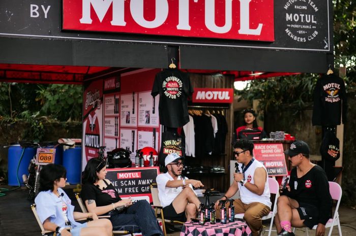 motul, Custom War 2025, MotoGlow, Trio Bapomet, Sunset Podcast Show, Motul Ajak Trio Bapomet Gelar Podcast di Custom War 2025, Debat Cowok Vs Cewek Rawat Motor