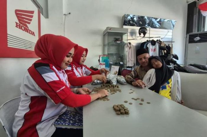 motor matic, uang koin, Beli Motor Pakai Uang Koin, Delaer Motor Honda, Dealer Honda Ponorogo, Dealer Motor Honda di Ponorogo Heboh, Kedatangan Bapak-bapak Pikul Empat Karung Uang Koin Minta Ditukar Ini