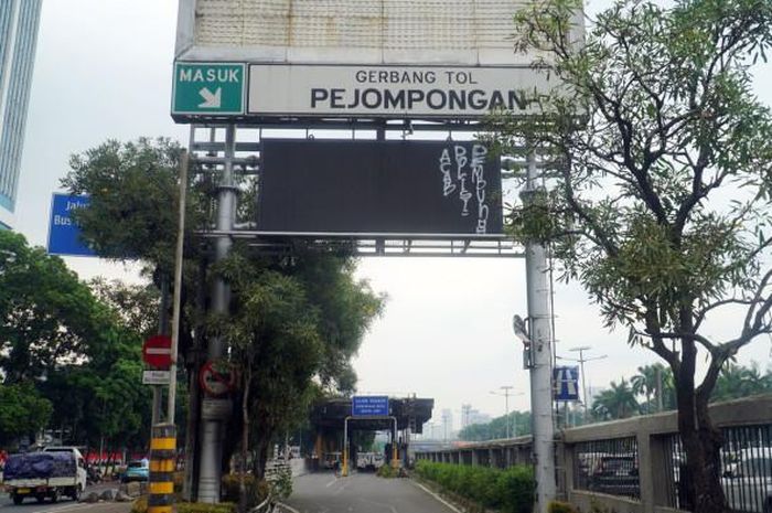 Gerbang Tol Dibakar, Kerusuhan Demo DPR, Gerbang Tol Pejompongan, Pembakaran Gerbang Tol, Kondisi Gerbang Tol Penjompongan Memprihatinkan, Sementara Waktu Ditutup Total