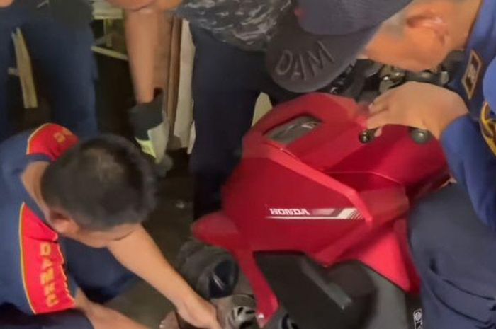 gembok, damkar, vario, honda vario, petugas damkar, Damkar Serba Bisa, Gembok Ngunci di Honda Vario Beres Hitungan Menit