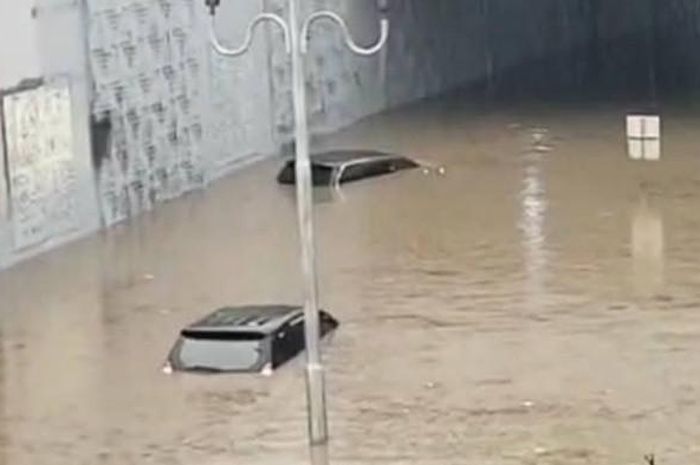 banjir, Mobil terendam banjir, mobil terdampak banjir, Bengkel Beri Solusi, Lakukan Ini Kalau Mobil Terendam Banjir