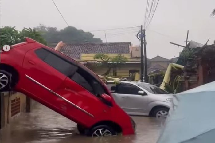 banjir, Mobil terendam banjir, banjir Bali, Banjir Bandang Bali, Gelombang Ekuatorial Rosby, Pray For Bali, Banjir Bandang Renggut Nyawa dan Luluh Lantakan Bangunan Sampai Puluhan Mobil