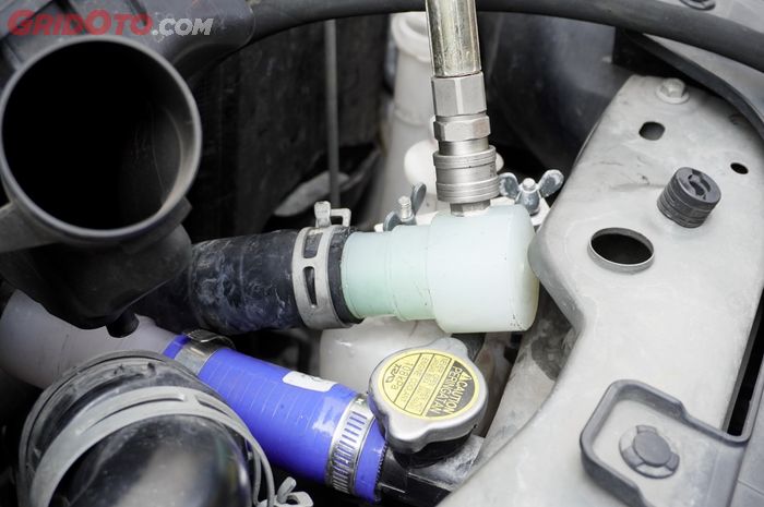 komponen, kebocoran, radiator coolant, sistem pendingin, Tetesan, Jangan Salah Diagnosis, Cara Cek Kebocoran Radiator Coolant Mobil