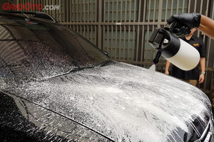 cuci mobil, mobil bekas, sampo mobil, kenapa sampo licin, kenapa sampo mobil licin, sampo mobil kenapa licin, Rahasia di Balik Efek Licin Sampo Mobil, Ahli Ini Ungkap Fungsinya