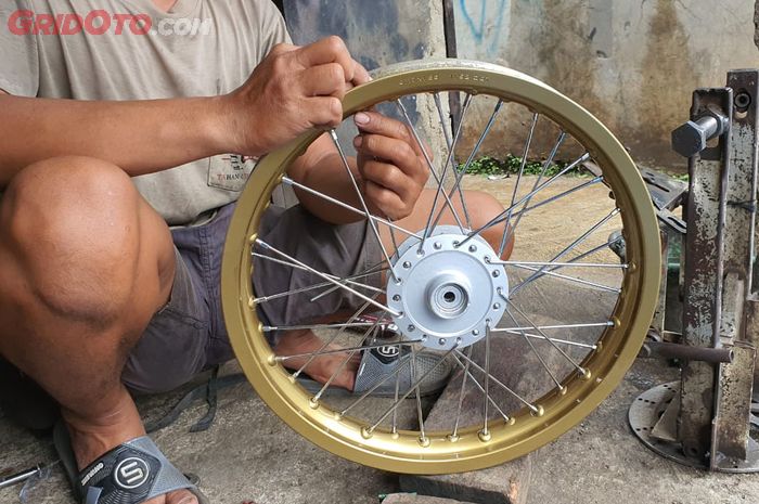 pelek, pelek jari-jari, stel ulang, Rim Motor Service (RMS), Masih Ramah Di Kantong, Segini Biaya Setel Ulang Pelek Jari-jari Motor