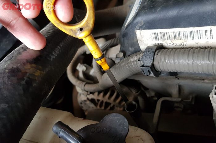 mesin mobil, mobil bekas, Dipstick Oli, cara pakai dipstick oli, cara pakai dipstick oli yang benar, Dipstick Oli mesin, Ini Cara Yang Benar Pakai Dipstick Oli Mobil, Banyak Yang Masih Keliru