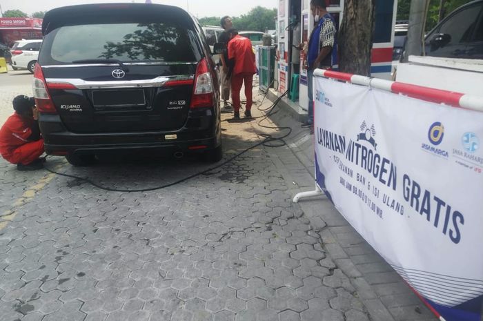 nitrogen, ban motor, isi angin, angin ban, Isi Nitrogen Motor Terbakar, Pabrikan yang Jawab, Pakai Nitrogen Bisa Bikin Ban Lebih Awet?