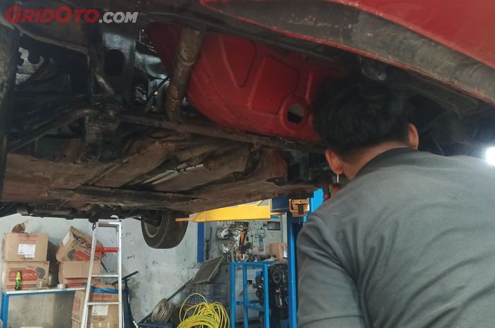 mobil, oli mobil, oli bocor, oli rembes, Kaget Lihat Oli Sering Cepat Habis? Penyebabnya Bukan Selalu Bocor!