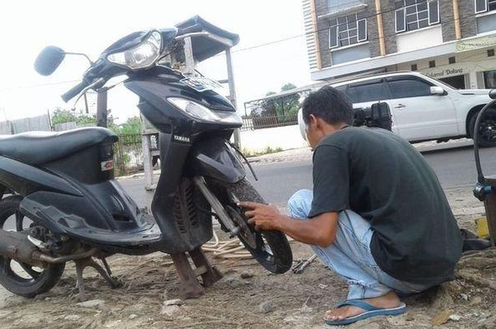 tambal ban, tukang tambal ban, bungkus rokok, kertas aluminium, Pantesan, Ini Fungsi Kertas Alumunium Bungkus Rokok Saat Tambal Ban Press