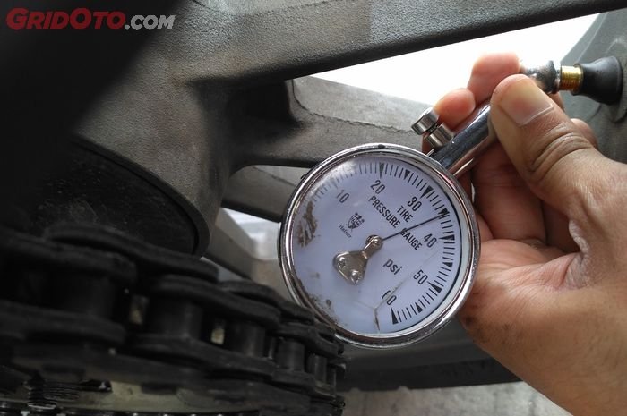 hujan, ban motor, tekanan angin ban, angin ban, tekanan angin ban kurang, Emang Benar Tekanan Angin Ban Harus Dikurangi Saat Hujan? Ahli Bilang Begini