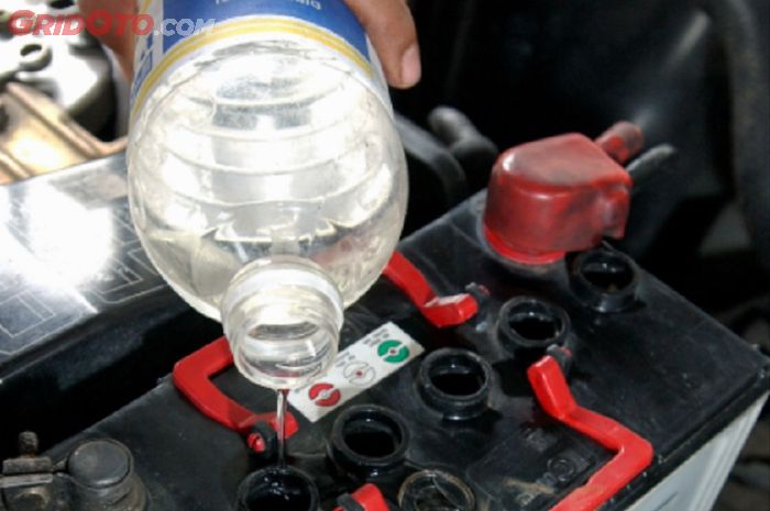 air aki, aki kering, aki basah, aki mobil, air aki botol merah, air aki botol biru, Wajib Tahu, Ternyata Ini Bedanya Air Aki Botol Merah dan Biru