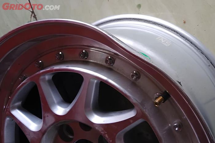 velg, velg peyang, pres pelek, Pelek Mobil Penyok? Segini Kisaran Biaya Servis Perbaikannya!