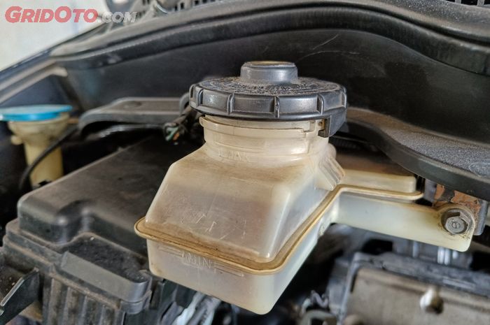 mobil bekas, minyak rem, rem mobil, minyak rem mobil, dampak jarang ganti minyak rem, dampak mobil jarang ganti minyak rem, apa akibatnya bila mobil jarang ganti minyak rem, Selain Ngeblong, Bagian Ini Bisa Rusak Bila Mobil Jarang Ganti Minyak Rem
