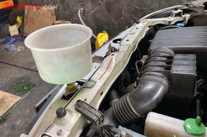 mobil bekas, air radiator, radiator mobil, kuras air radiator, cara yang benar menguras radiator mobil, cara yang benar menguras radiator, cara yang benar kuras radiator, cara yang benar kuras radiator mobil, cara yang benar kuras air radiator mobil, Biar Enggak Overheat, Hal Ini Wajib Dilakukan Saat Kuras Air Radiator Mobil
