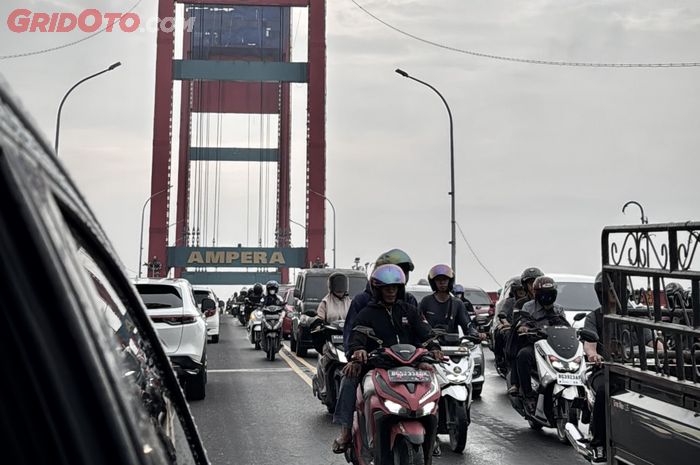 safety riding, jembatan, astra motor jateng, rambu-rambu larangan, tips menyalip kendaraan, Terlihat Aman tapi Jiwa Terancam, Ahli Safety Ingatkan Bahaya Menyalip di 3 Zona Ini, Salah Satunya Jembatan