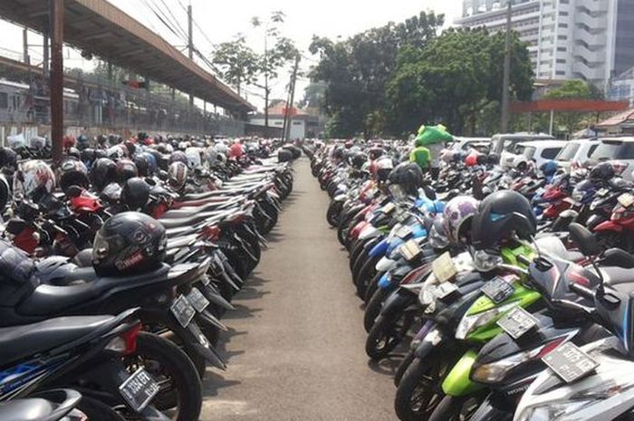 parkir, maling helm, pengelola parkir, helm dicuri, Helm Hilang, Tagih Sampai Dapat, Ini Pihak Bertanggung Jawab Jika Helm Sampai Hilang di Parkiran