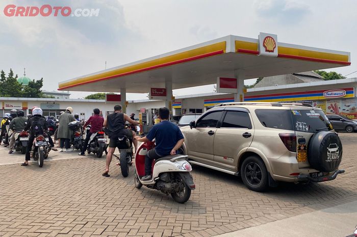 shell, shell indonesia, SPBU Shell, BBM Shell kosong, Stok BBM Tersedia, Antrean di SPBU Shell Ini Langsung Mengular