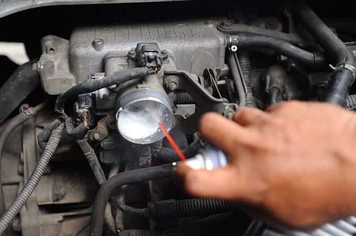 kerak, ruang bakar, throttle body, kerak karbon, one garage, Bersihkan Throttle Body Motor Cuma Disemprot, Bikin Ruang Bakar Berkerak
