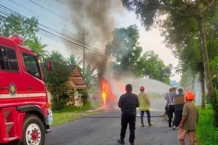 kaliurang, mobil terbakar, suzuki vitara, Kaliurang Sleman, Pemilik Suzuki Vitara Rugi Rp 70 Juta, Niat Wisata ke Kaliurang Malah Jadi Begini