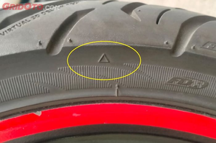 ban motor, alur ban, ban botak, TWI (Tread Wear Indicator), tanda segitiga, tanda segitiga TWI, Jadi Tahu, Ternyata Tanda Segitiga Kecil Pada Ban Memiliki Fungsi Penting Sob