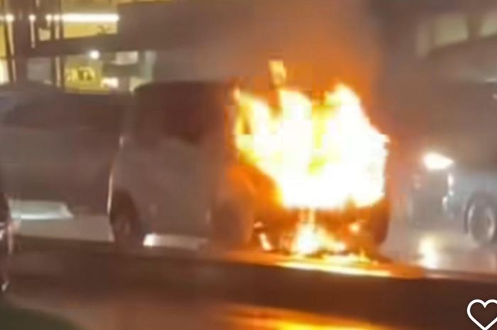 mobil, mobil kebakar, kelistrikan, aki mobil, kelistrikan mobil, Pemilik Harus Tahu, Ini Penyebab Mobil Listrik Bisa Terbakar!