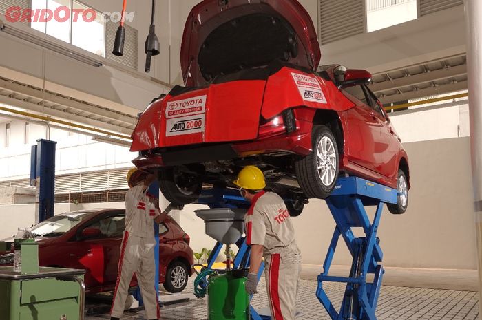 mobil baru, ganti oli, oli mesin, kilometer, flushing, Melakukan Flushing Oli Mesin di Mobil Baru, Perlu Enggak Sih?
