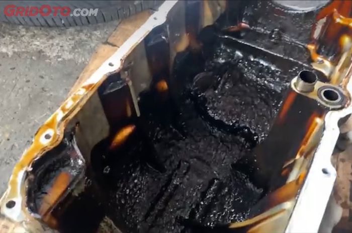 oli mesin, pompa oli, pelumasan, sludge, keausan, endapan, Sludge Oli Mesin Bisa Mengganggu Pelumasan Mobil, Begini Penjelasannya