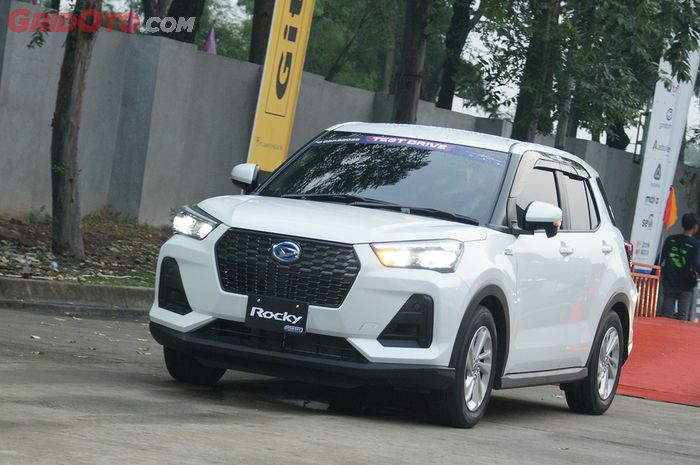 shvs, daihatsu rocky, Rocky E-Smart Hybrid, Suzuki Fronx, Fronx, Sesama Hybrid, Ini Perbandingan Tenaga Rocky Hybrid VS Fronx SGX
