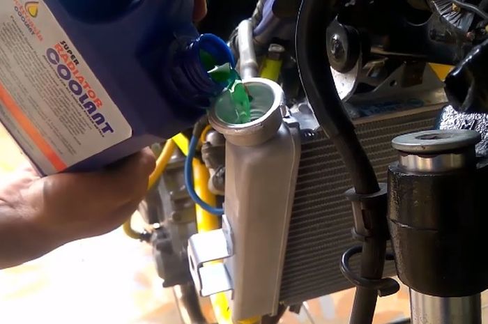 Radiator, coolant, air radiator, ganti air radiator, Lebih Lama dari Ganti Oli Mesin, Ini Jadwal Ganti Air Radiator Motor