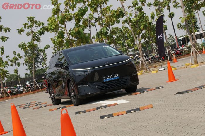 Kulkas, minibar, XPeng, Xpeng X9, Fitur XPENG X9 Ini Semacam Minibar Yang Bisa Dibawa Kemana-mana