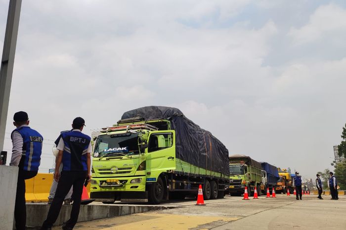 sopir, sopir truk, sopir bus, knkt, sekolah khusus sopir truk dan bus, Truk ODOL Makin Banyak, Pemerintah Diminta Bikin Sekolah Khusus Sopir