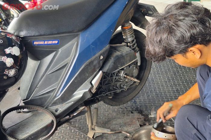 motor matic, servis motor matic, servis CVT, servis cvt motor matic, merawat cvt motor matic, Ini Sebabnya CVT Motor Matic Harus Dikeringkan Pakai Lap Bersih Setelah Diservis