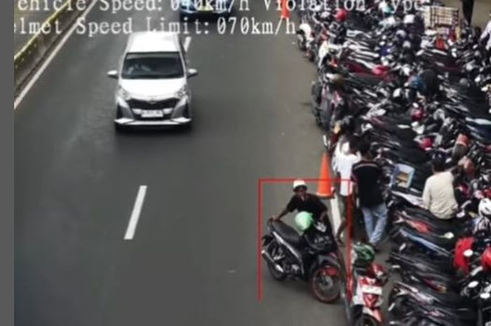 tukang parkir, e-tilang, tilang elektronik, tilang salah sasaran, ETLE Tukang Parkir, Ini Aneh, Tukang Parkir Kena Tilang Elektronik Saat Merapikan Motor