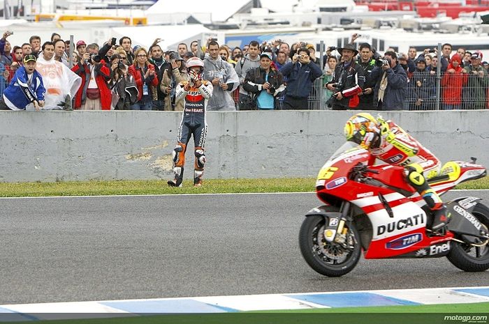 MotoGP, crash, Valentino Rossi, Casey Stoner, motogp spanyol, Crash Kontroversial MotoGP Spanyol, Lahirnya Sindiran Terpedas Buat Rossi
