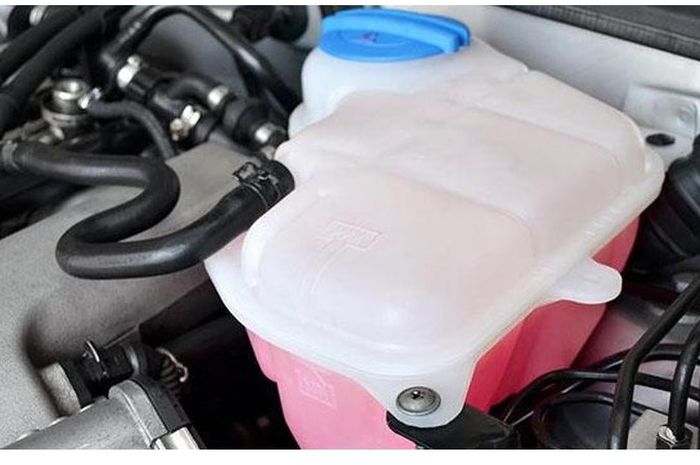mobil bekas, tabung reservoir, tabung reservoir radiator, penyebab air radiator di tabung reservoir berkurang, penyebab tabung reservoir radiator habis, Ini Sebabnya Air Radiator Mobil di Tabung Reservoir Sering Kurang