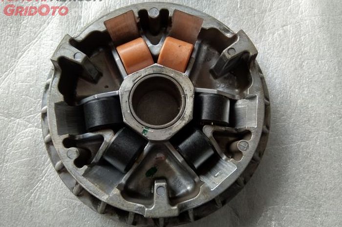 motor matic, roller, silang roller motor matik, roller motor matic, kekurangan menyilang roller motor matic, apa kekurangan menyilang roller motor matic, apa kekurangan silang roller di motor matic, kekurangan silang roller di motor matic, Bikin Gas Enteng, Ini Kekurangan Menyilang Roller di Motor Matic