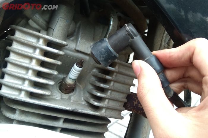 motor bekas, cop busi, busi motor, cara buka cop busi, cara buka cop busi motor, buka cop busi, Cara Buka Cop Busi Motor Yang Benar Tanpa Takut Rusak, Simak Triknya