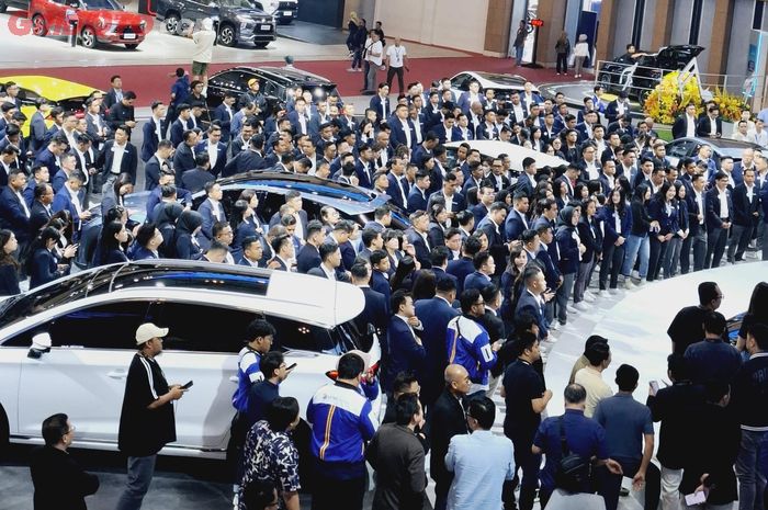 BYD Indonesia, Penjualan BYD, GIIAS 2025, BYD Atto 1, Breaking News! Atto 1 Bikin BYD Kelabakan di GIIAS, 600 Sales Diterjunkan