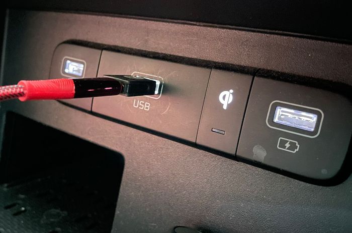mobil, Charge, accu, aki mobil, Ngecas HP di Mobil Bikin Aki Cepat Soak? Begini Penjelasannya