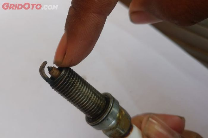 warna, bahan bakar, keramik, pembakaran, busi, ngk busi, elektroda, Biar Enggak Salah, Begini Cek Hasil Pembakaran Mesin Dari Busi