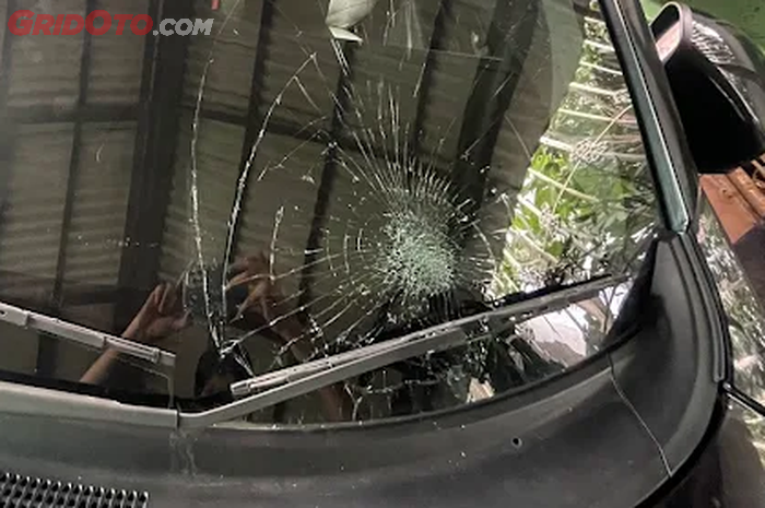 kaca mobil, mobil bekas, Penyebab kaca mobil pecah, penyebab kaca mobil retak, penyebab kaca tiba-tiba retak, Ternyata Ini Sebabnya Kaca Mobil Tiba-tiba Bisa Pecah Sendiri, Baru Tahu