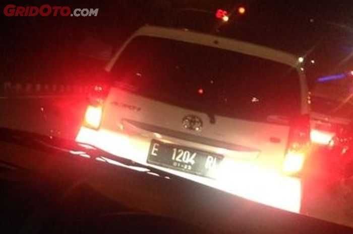 lampu, lampu rem, lampu rem motor, alasan lampu rem berwarna merah, lampu rem mobil, Kenapa Lampu Rem Bukan Kuning atau Putih? Ini Jawaban Ilmiahnya