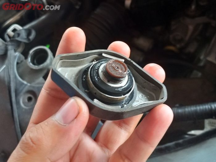 Ini Sebabnya Air Radiator Mobil di Tabung Reservoir Sering Kurang