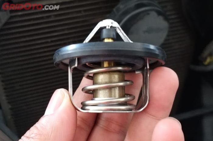 mobil bekas, thermostat, bahaya copot thermostat, dampak copot thermostat, thermostat mobil, Mesin Mobil Sering Overheat Jangan Copot Thermostat, Malah Jadi Begini