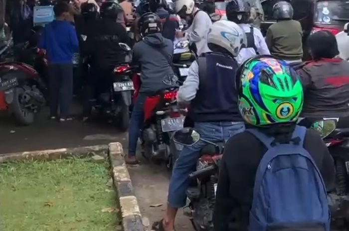Pajak, pajak kendaraaan bermotor, samsat, Pajak kendaaran, Curhatan Hati Petugas Pajak Ada Pemutihan, Bisa Nyampe Selesai Jam 9 Malam