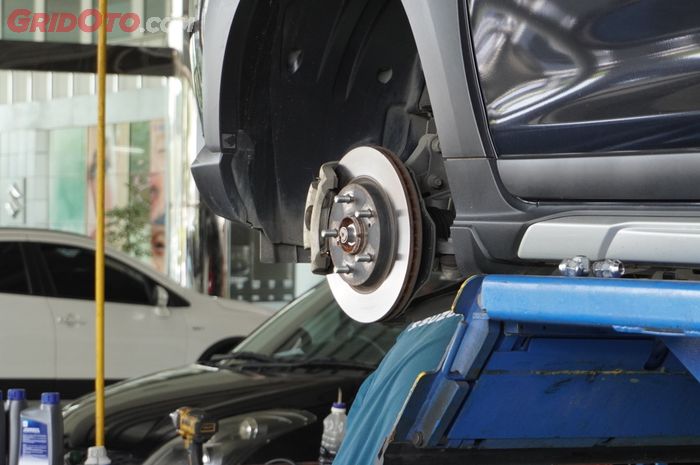 mobil bekas, kampas rem, kampas rem mobil, cara cek kampas rem mobil, cara cek kampas rem, cara mudah cek kampas rem mobil, Cek Kondisi Kampas Rem Mobil Gak Harus Repot Buka Roda, Cukup Lihat Dua Bagian Ini