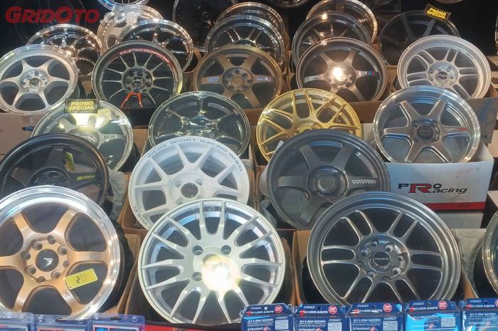 velg mobil, pelek lecet saat ganti ban, Pelek Mobil Aftermarket, penyebab pelek goyang, Pelek mobil rusak, Pelek Racing Mobil Lecet? Ini Penyebab dan Kisaran Biaya Perbaikannya